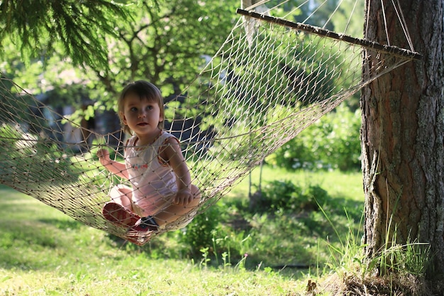 Kind in hangmat op de natuur