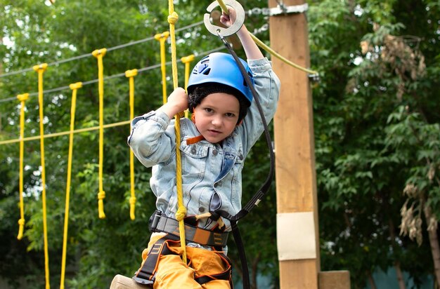 Foto kind in het bos avontuur park een buiten entertainment centrum voor kinderen die zich bezighouden met agility