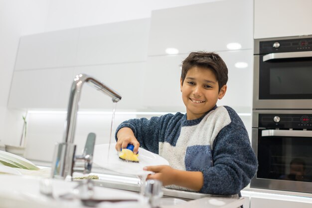 Kind in moderne witte keuken