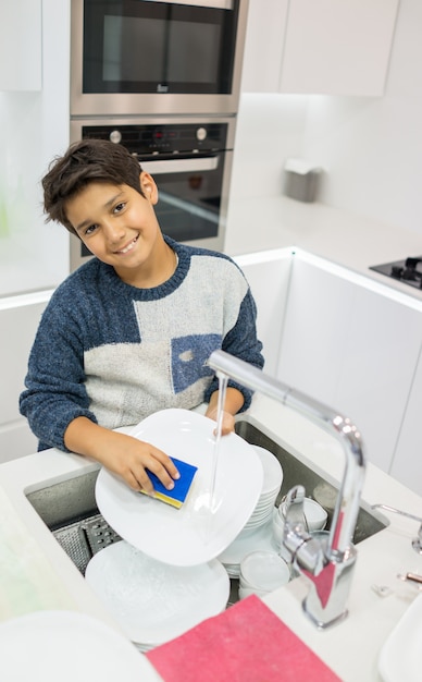 Kind in moderne witte keuken