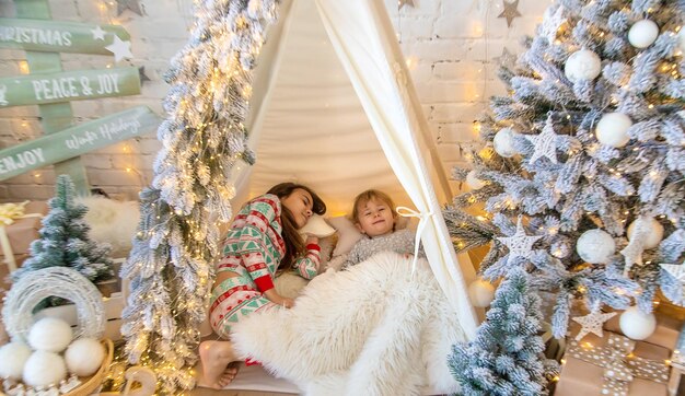 Kind in zijn kamer decor kerstmis Selectieve focus