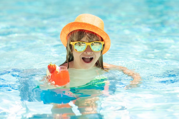 Kind in zwembad met zomercocktail Kinderen zwemmen op zomervakantie Strand zee- en waterpret