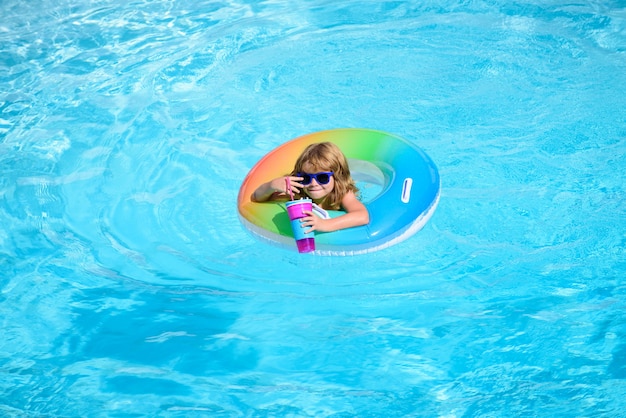 Kind in zwembad. Strandplezier voor kinderen.