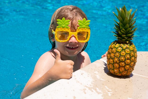 Kind in zwembad Zomer kinderactiviteit Gezonde levensstijl