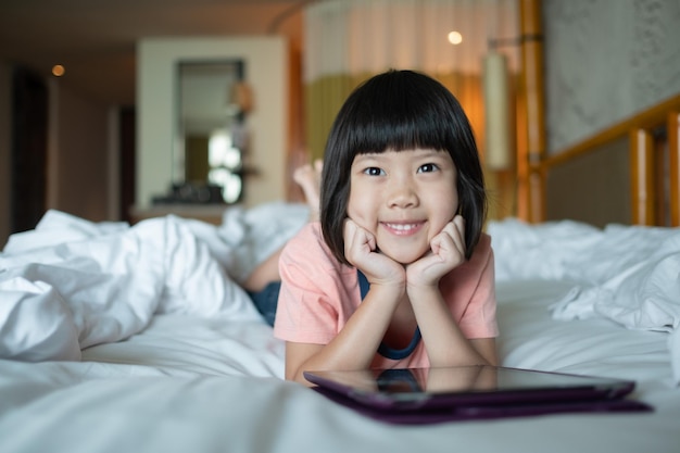 Kind is verslaafd aan tablet klein meisje speelt smartphone kind gebruikt telefoon kijken naar tekenfilm