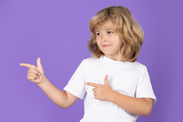 Kind jaar oud wijzende vinger op geïsoleerde studio achtergrond kind wijzend naar copyspace met prom