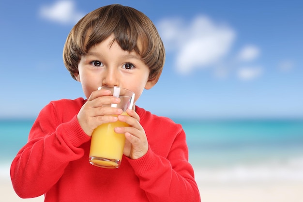 Kind jongen drinken jus d'orange strand zomer zee gezond eten