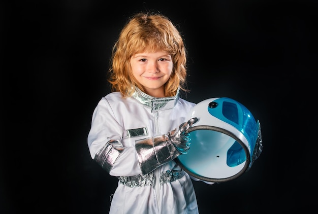 Foto kind jongen is gekleed in een astronaut ruimte kostuum geïsoleerd op zwart