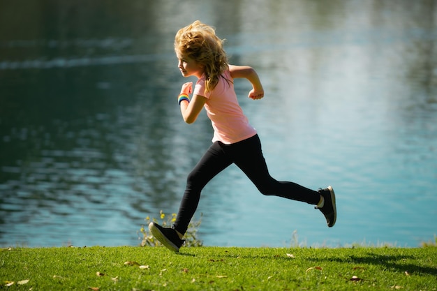 Kind jongen loopt buiten kind loopt in een zomer park ochtend joggen