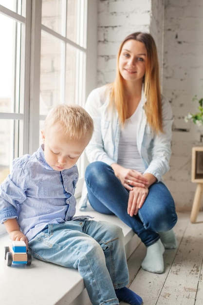 Kind Jongen speelt thuis (kind 2 jaar oud)