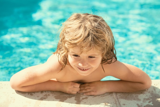 Kind jongensspel in tropische resort kinderen leuk schattig kind ontspannen op zwembad kind plezier i