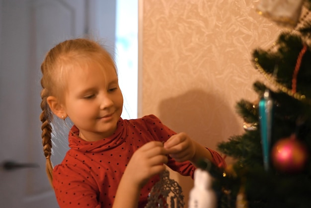 Foto kind kerstboom versieren.