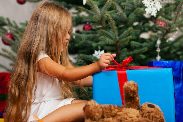 Kind kerstcadeautjes openen