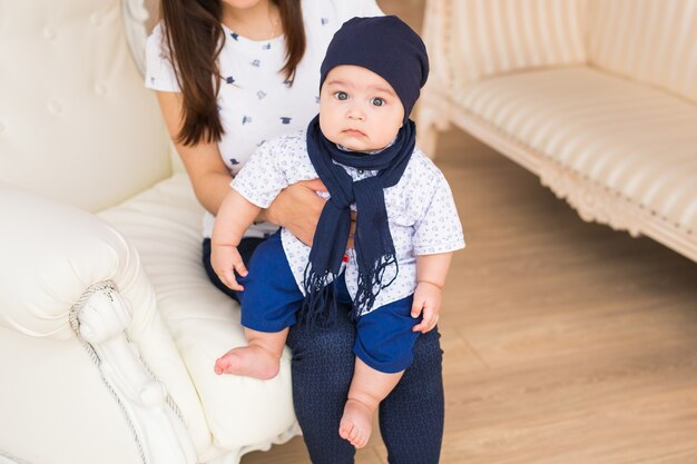 Kind-, kinder- en babyconcept - close-up van een gelukkig jongetje thuis met zijn moeder