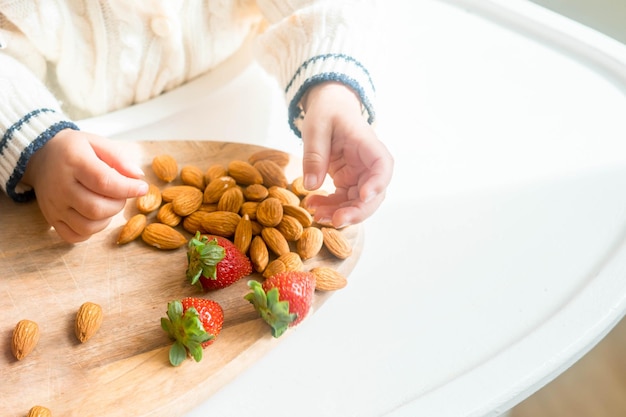 Kind klein meisje eet groentesalade met vork