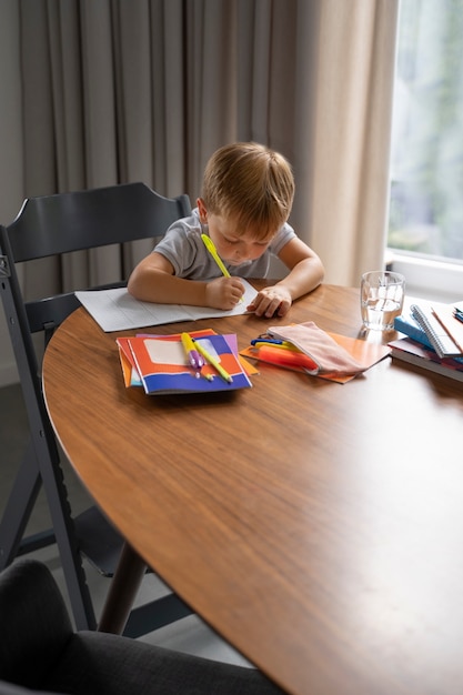 Foto kind krijgt thuis onderwijs