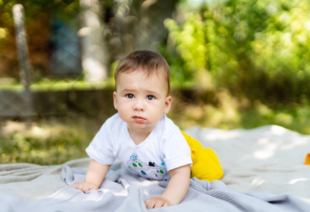 Kind kruipt op groen gras Schattige babyjongen die de natuur verkent