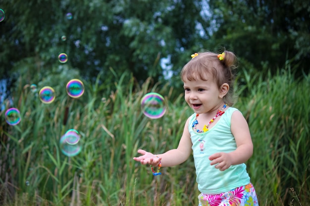 Kind laat de zeepbellen. Selectieve aandacht.