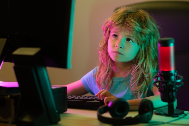 Kind leert in virtuele online schoolklas Kid werkt op laptop internet thuis kind gebruikt schoot