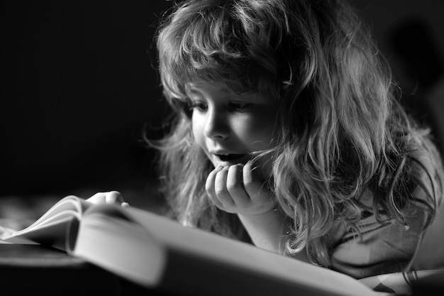 Kind leesboek kinderen lezen boeken kleine jongen zittend op in de woonkamer kijken naar foto's in verhaal b