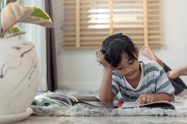 Kind leesboek thuis Meisje liegen en binnenshuis lezen