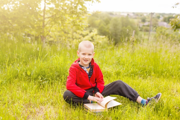 kind leest een boek op het gras