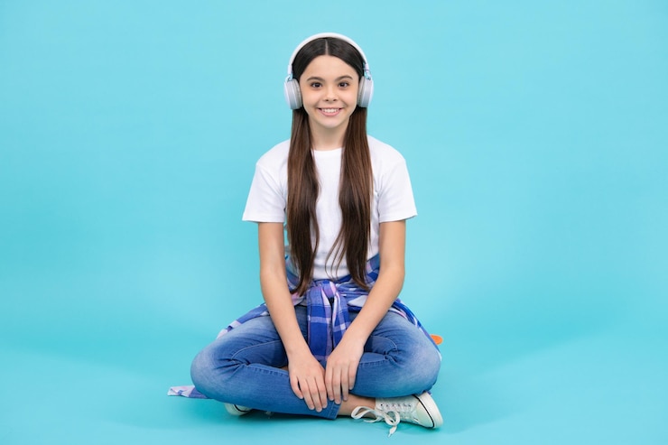 Foto kind luistert muziek met koptelefoon meisje luistert liedjes via draadloze oortelefoons headset apparaataccessoire stijlvolle tienermeisje luistert naar muziek stedelijke kinderen stijl stijlvolle hipster tiener