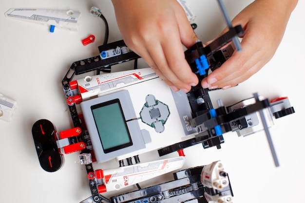 Kind maakt een robot met willekeurige stukken