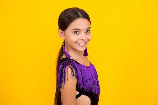 Kind meisje 12 13 14 jaar oud achtergrond studio portret Jeugd levensstijl concept Close-up portret van blanke tiener kind