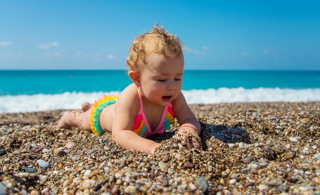 Kind meisje aan zee. Selectieve aandacht. Baby.