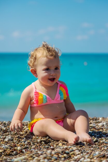 Kind meisje aan zee. Selectieve aandacht.