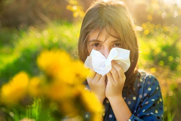 Kind meisje allergisch voor bloemen Selectieve focus