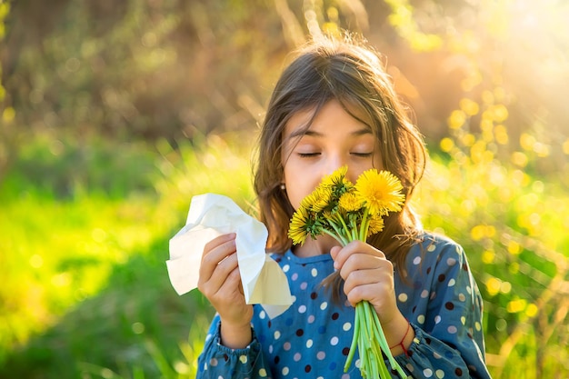 Kind meisje allergisch voor bloemen Selectieve focus