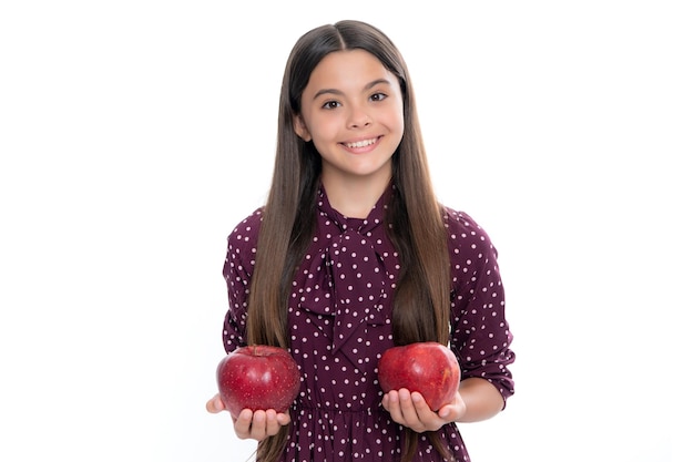 Kind meisje eet een appel over geïsoleerde witte studio achtergrond Tennager met fruit Portret van gelukkig grappig lachend tienermeisje