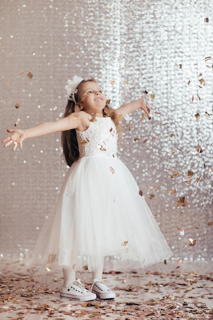 Kind meisje in prinses jurk op confetti achtergrond