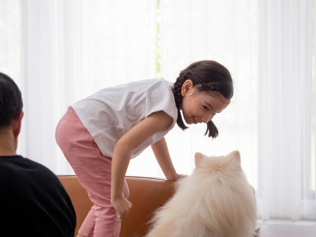 Kind meisje kind vrouw vrouwelijk persoon mens mooi mooi spelen dier kat hond witte kleur plezier genieten