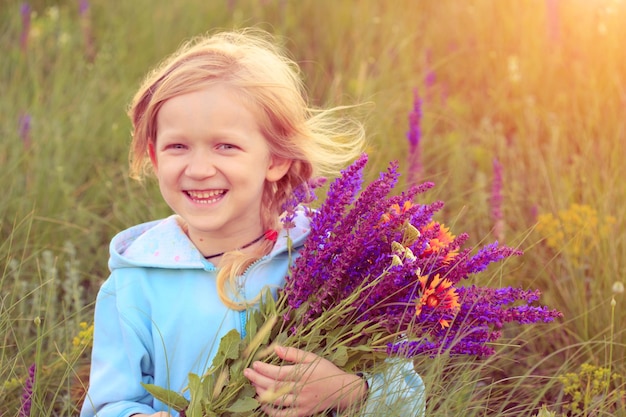 Kind meisje met boeket