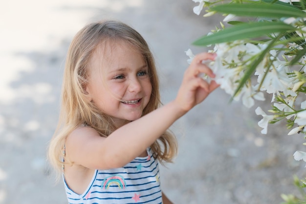 Kind meisje met witte bloemen zomer natuur