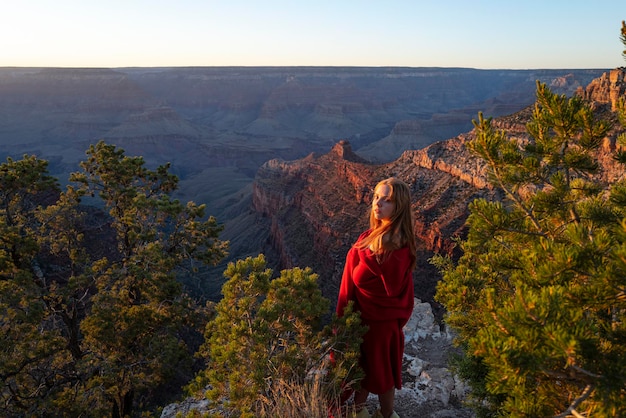 Kind meisje of vrouw op berglandschap canyon nationaal park verenigde staten kinderen op de natuur