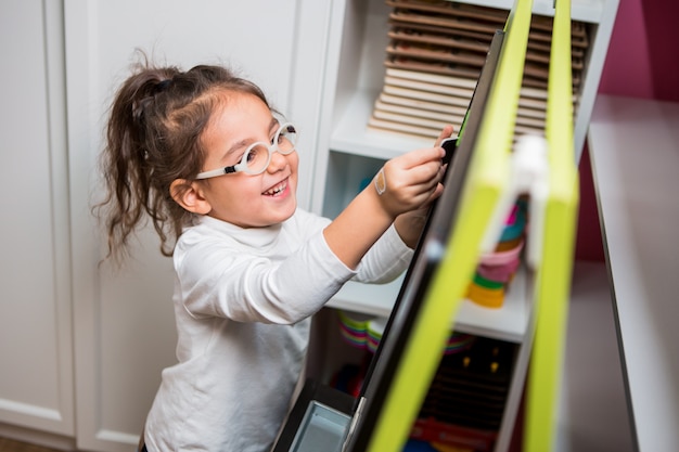 kind meisje speelt in educatieve klassen