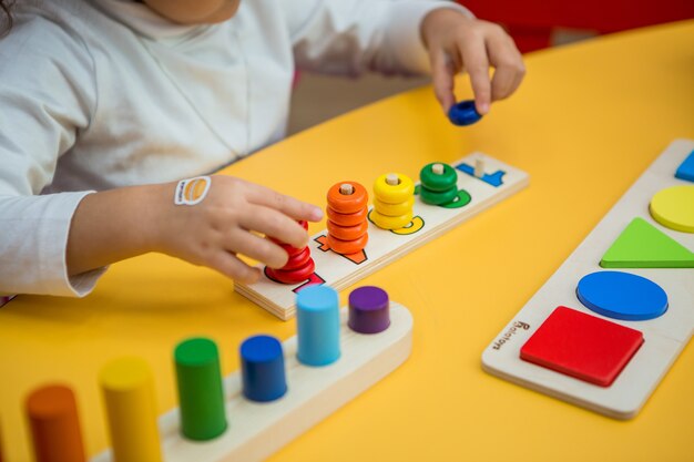 kind meisje speelt in educatieve klassen