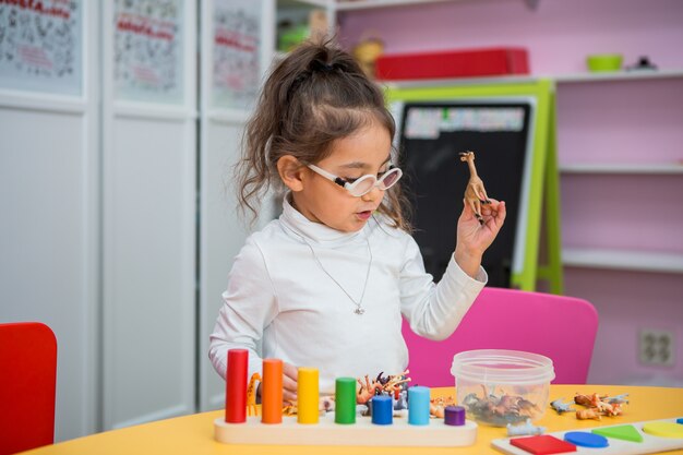 kind meisje speelt in educatieve klassen