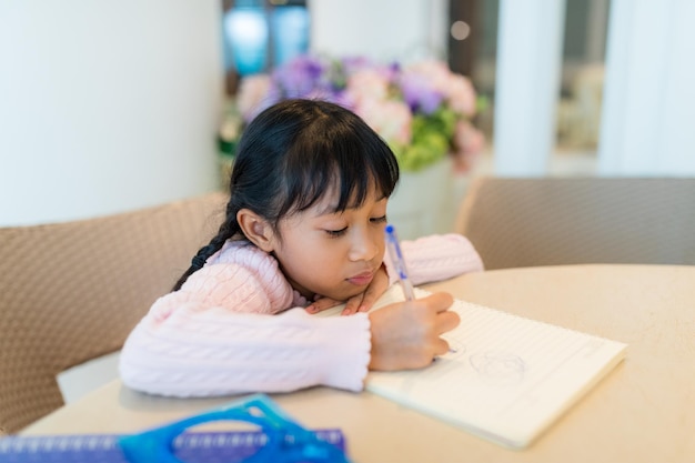 Kind meisje tekent op boek