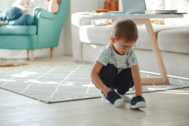 Kind met autisme in glazen spelen met zijn schoenen