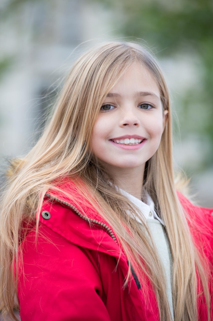 Foto kind met blond lang haar glimlach buiten