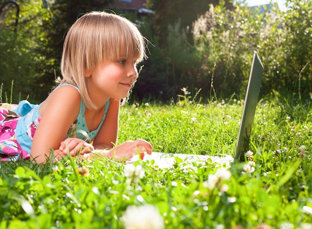 Kind met computer buiten