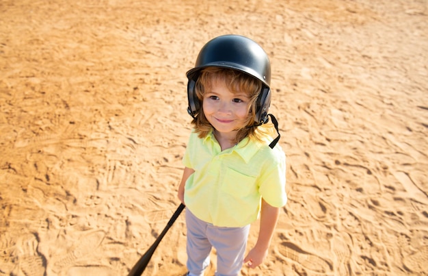 Kind met een honkbalknuppel-werper kind dat op het punt staat jeugdhonkbal in te gooien