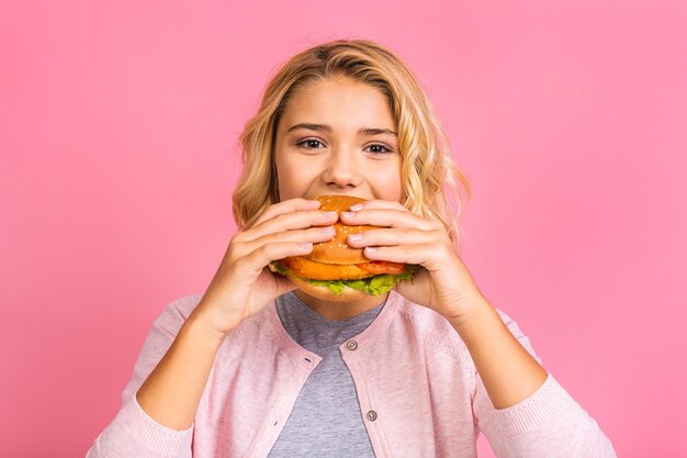 Kind met een stuk hamburger.