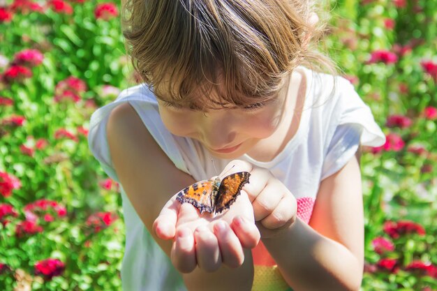 Foto kind met een vlinder idea leuconoe selectieve focus