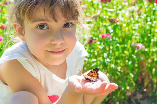 Foto kind met een vlinder idea leuconoe selectieve focus